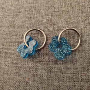 Boucles d'oreilles petites fleurs résine coloris turquoise
