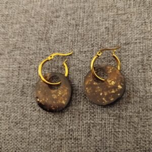 Boucles d'oreilles ronde résine marron or avec créoles dorées