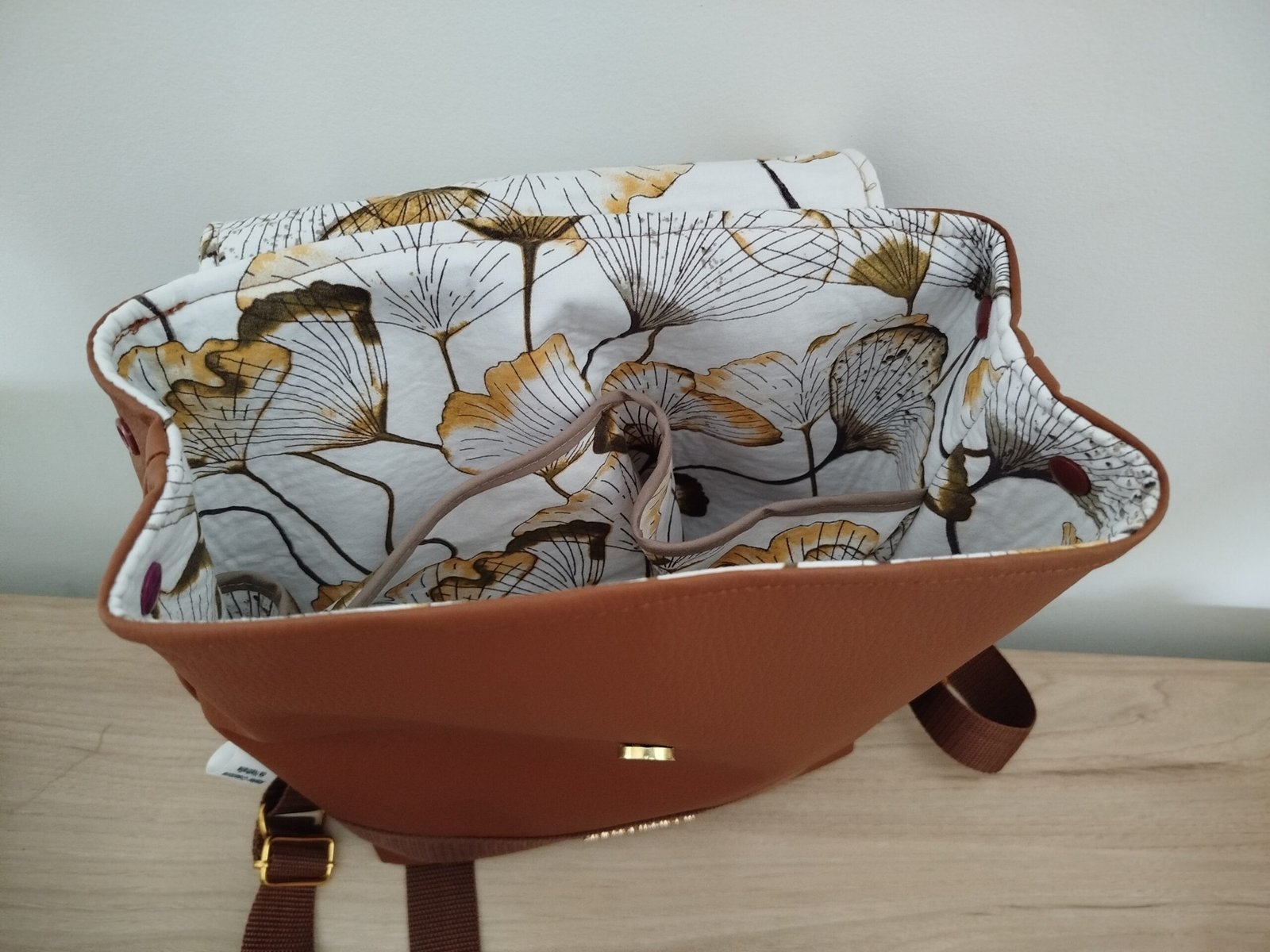 Sac à dos Simili cuir caramel - fleurs beige – Image 3