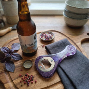 Décapsuleur aimanté en résine violet pailleté