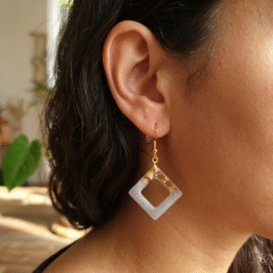 Boucles d'oreilles "LOSANGE"  gris clair nuagé et or