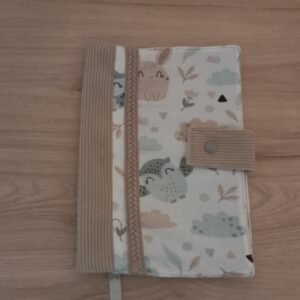 PROTEGE CARNET DE SANTÉ Beige et hiboux-lapins