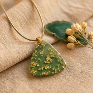 Collier Pendentif triangulaire vert foncé avec feuille d'or