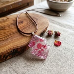 Collier Pendentif géométrique fleurs séchées fuchsia